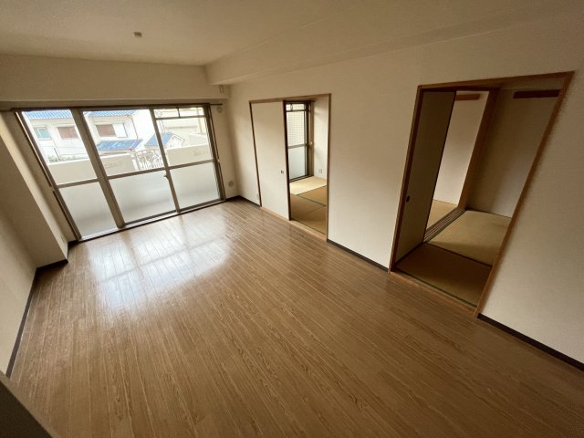 居室・リビング　床色が落ち着いた色合いで綺麗です♪