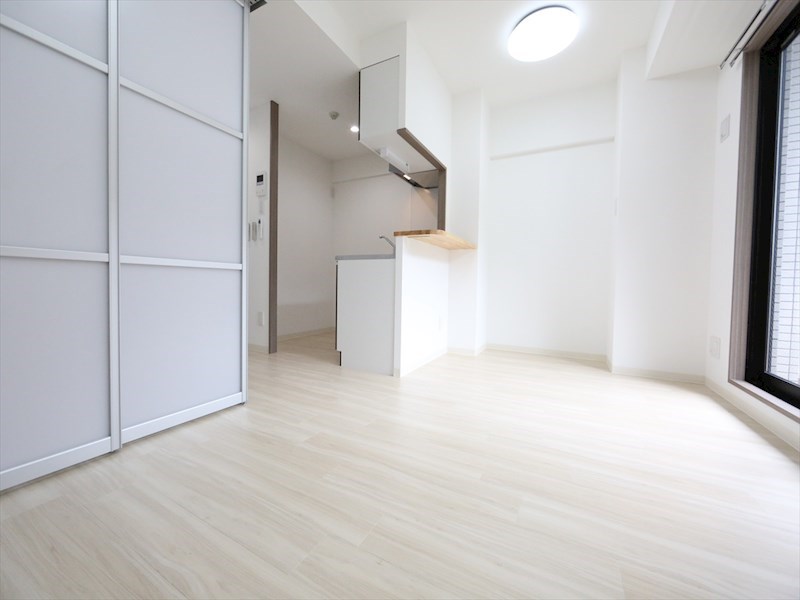 居室・リビング　ＬＤＫ10.7帖　カウンターキッチン　エアコン付　バルコニー