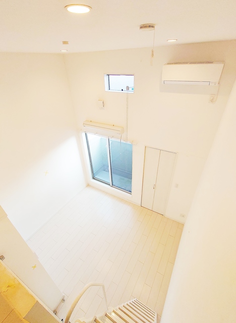 その他設備　バルコニー・エアコン付き