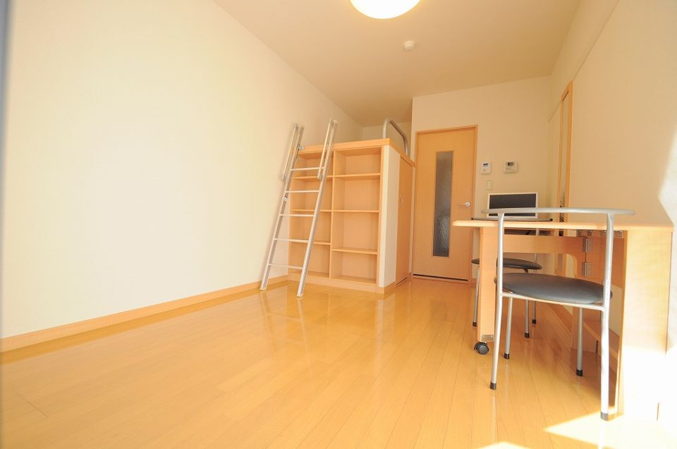 居室・リビング　現況を優先　1Ｆフローリング　2Ｆ以上カーペット