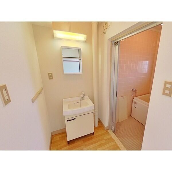 洗面設備　ドレッサー/単水栓(洗濯機用分岐付)※909号室の写真です