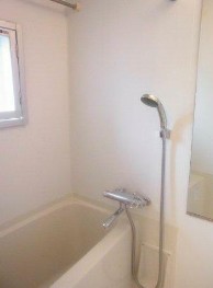 バス・シャワールーム　浴室乾燥機付きバス。