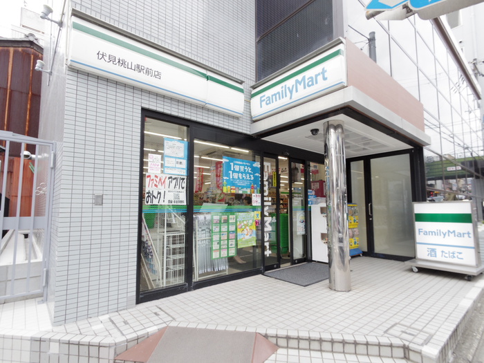 コンビニ　ファミリーマート（コンビニ）まで218m