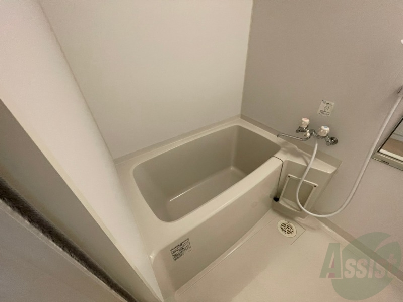 バス・シャワールーム　バスルームは狭すぎず、シャワーも浴びやすそうです。