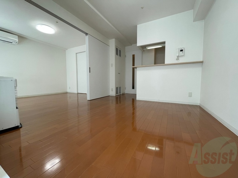 居室・リビング　８．４帖のＬＤＫ。引き戸を開けると解放感があります。