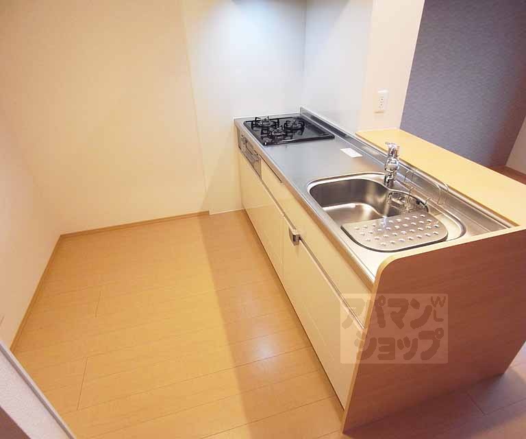 キッチン　冷蔵庫・食器棚を置いてもスペース十分！