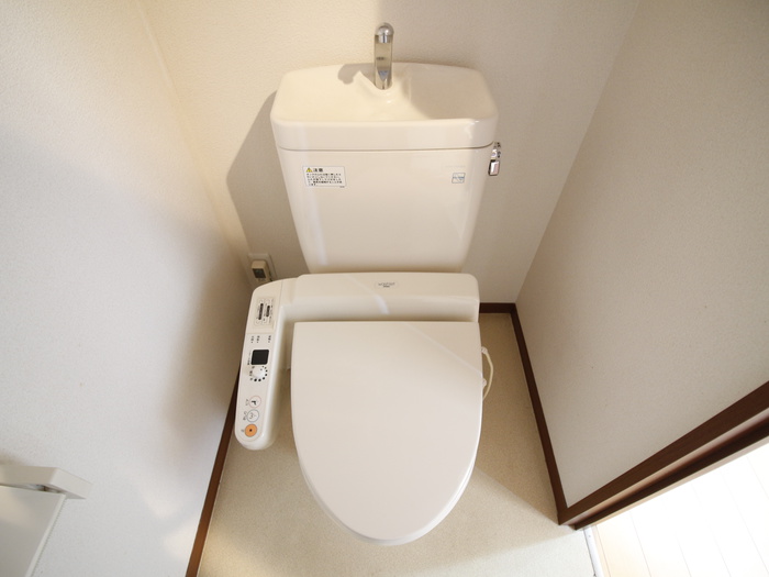 トイレ　反転タイプの別のお部屋になります