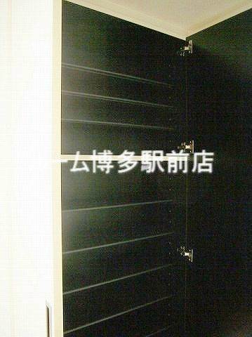 玄関　たくさん収納できるシューズＢＯＸ完備