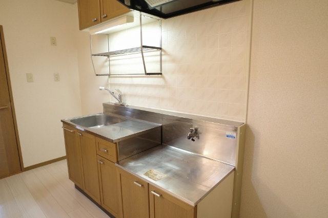 キッチン　写真は１０３号室のものです。