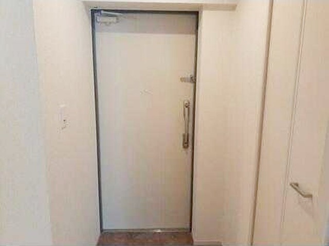 玄関　【南向きの明るいお部屋♪】人気の東横線利用でアクセス良好！