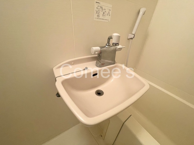 洗面設備　洗面台はバスルームに設置されています