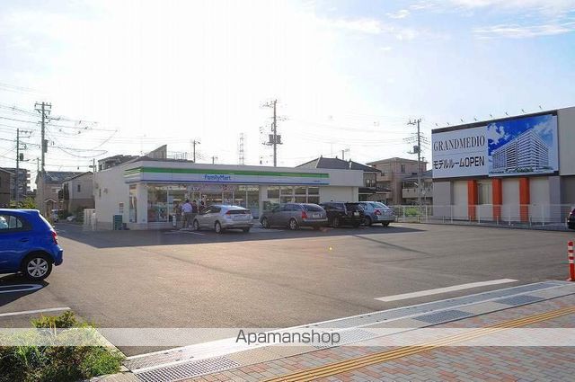 コンビニ　ファミリーマート（コンビニ）まで581m