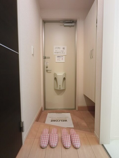 玄関　玄関　鏡付きシューズボックス付き