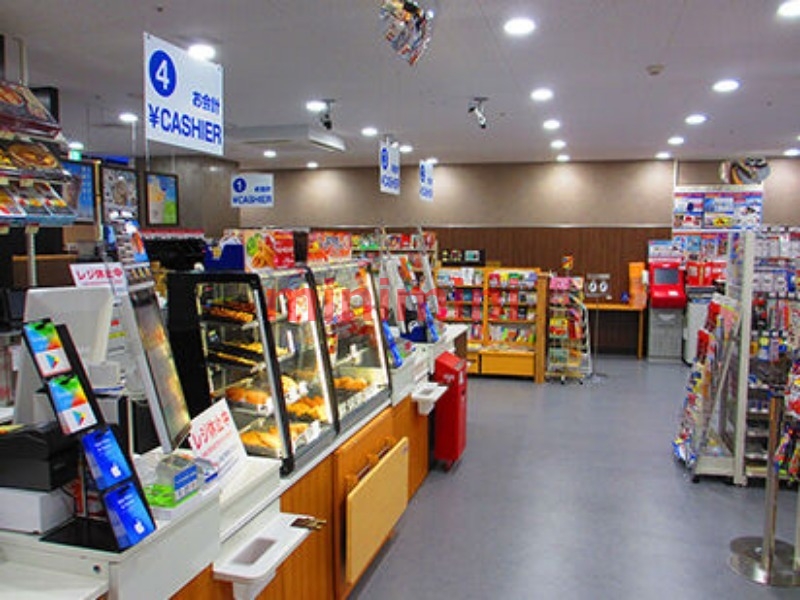 コンビニ　ローソン国立循環器病研究センター店（コンビニ）まで758m