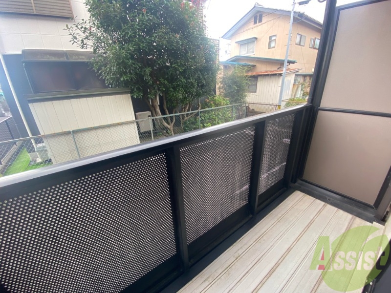 バルコニー　このバルコニースペースは洗濯物も問題なく干せそうですね。