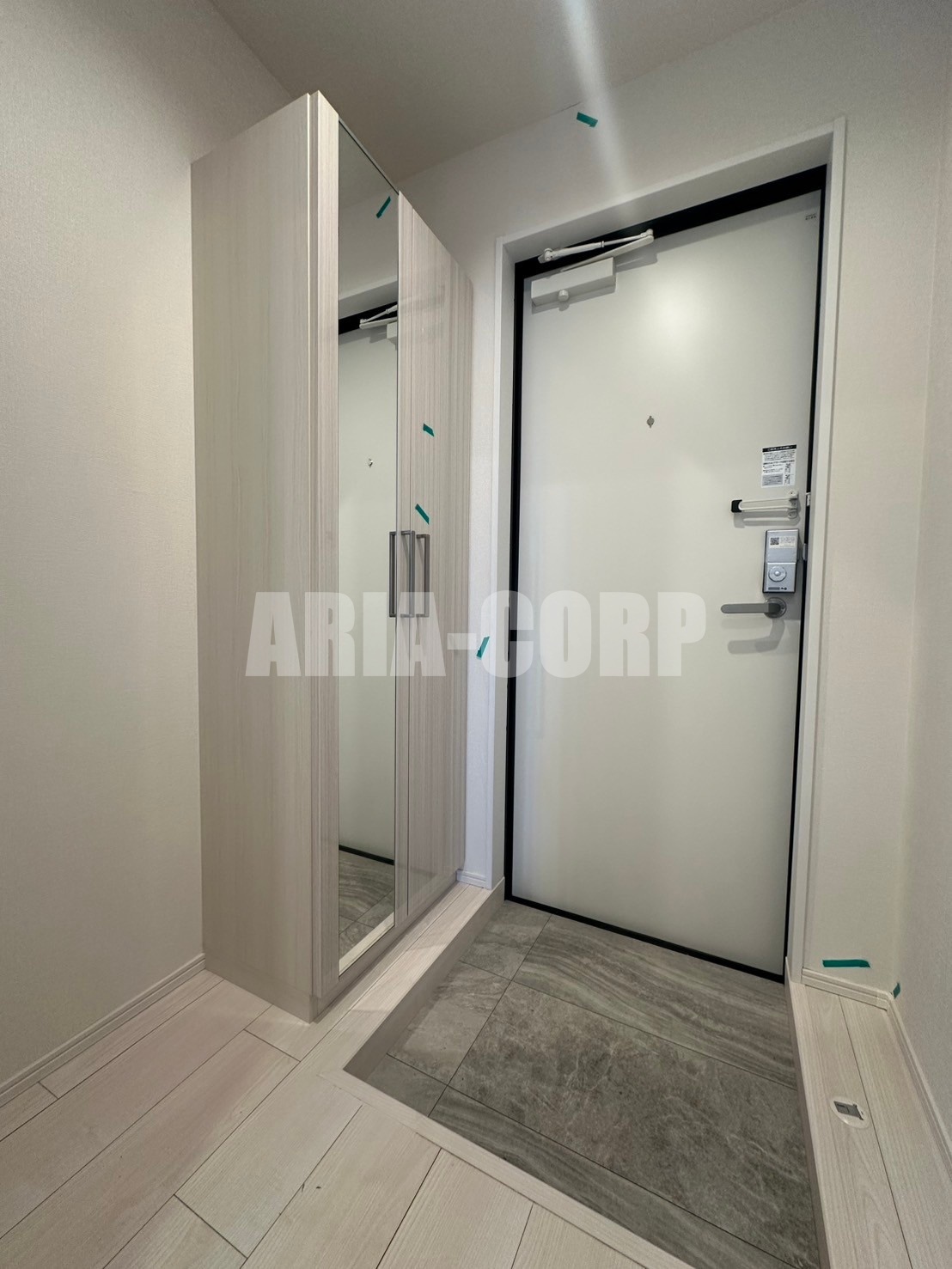 玄関　姿見付き大容量シューズボックスあり♪