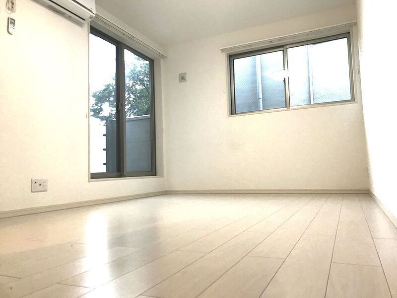 居室・リビング　☆明るい洋室☆