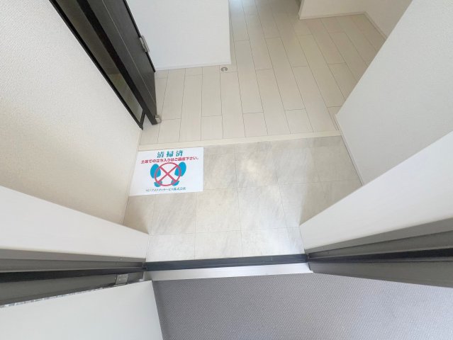 玄関　玄関に入るとお部屋まで一直線、明るい光が差し込みます。