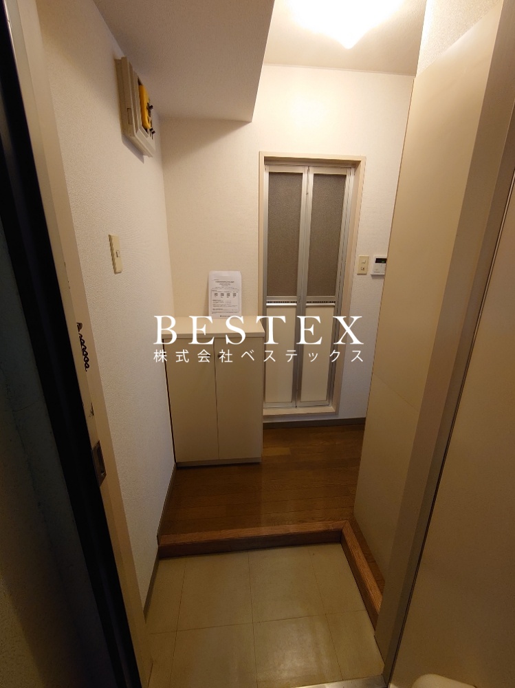 玄関　※同建物内・別タイプの参考写真です。