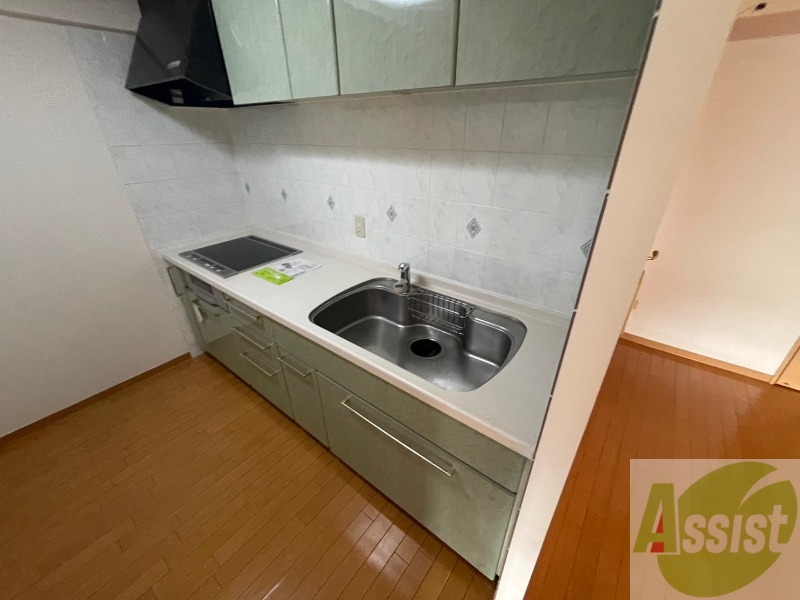 キッチン　ＩＨクッキングヒーターです！お手入れも楽々ですね。