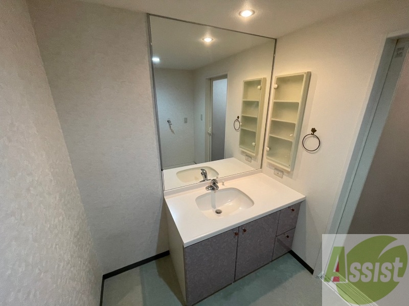 洗面設備　大きくて使いやすそうな独立洗面台になっています。