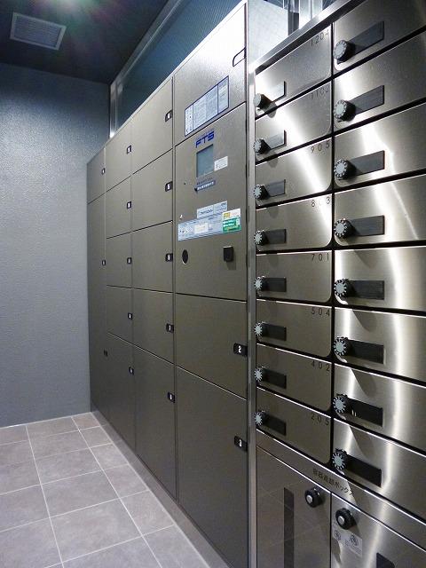 エントランス　パークアクシス上野・稲荷町の宅配ＢＯＸと出前容器返却ＢＯＸで