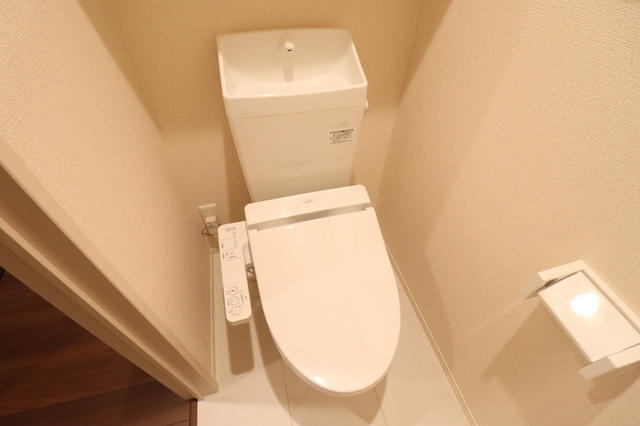 トイレ　１０３　温水洗浄暖房便座