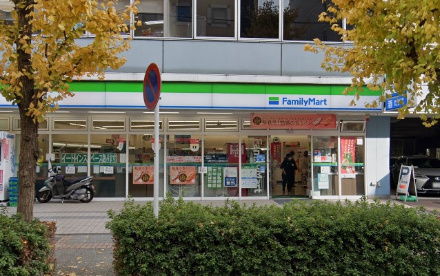 コンビニ　ファミリーマート（コンビニ）まで288m
