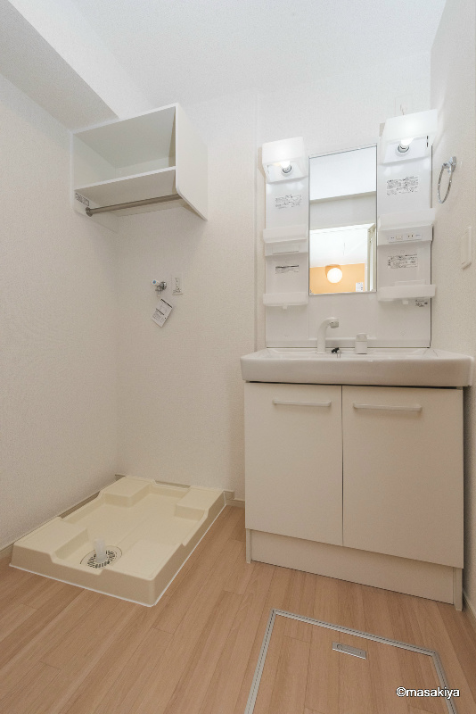 洗面設備　洗面・脱衣　シャンプードレッサー付き。