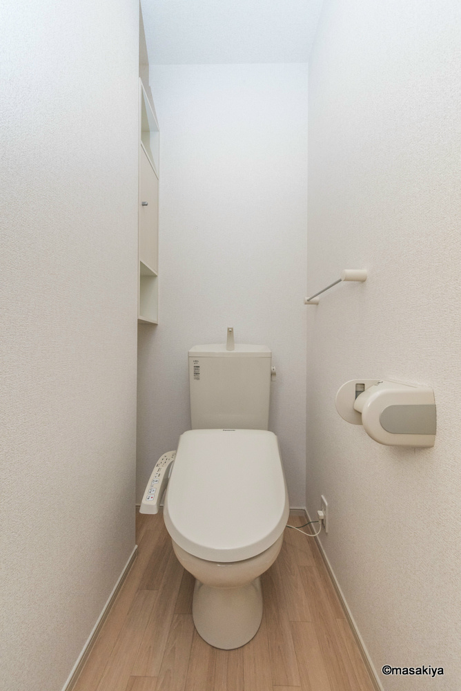 トイレ　トイレ　ウォシュレット付き。