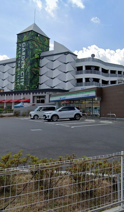 コンビニ　ファミリーマート（コンビニ）まで135m