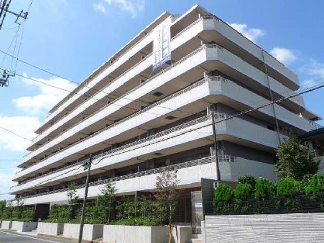 建物外観　2009年築・タイル張りの外観
