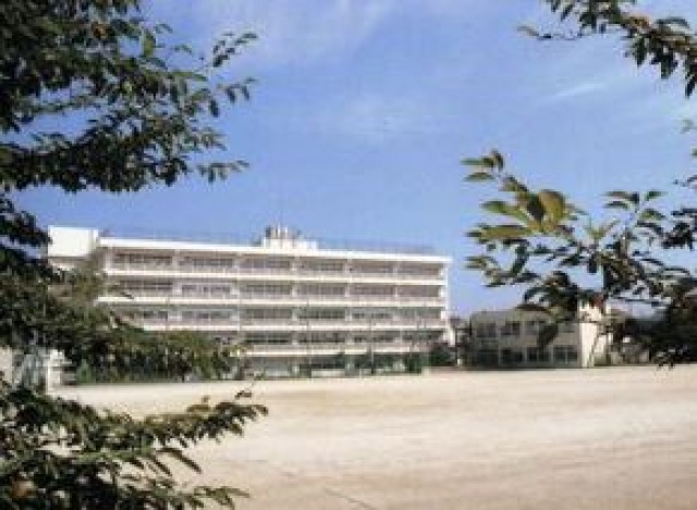 中学校　松戸市立六実中学校（中学校）まで1249m