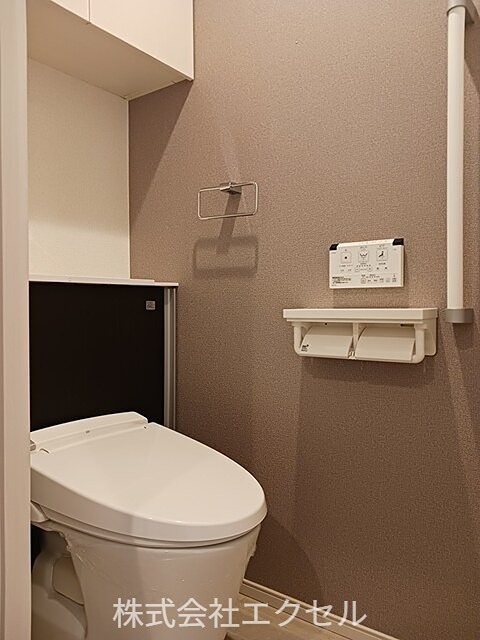 トイレ　温水洗浄便座です。