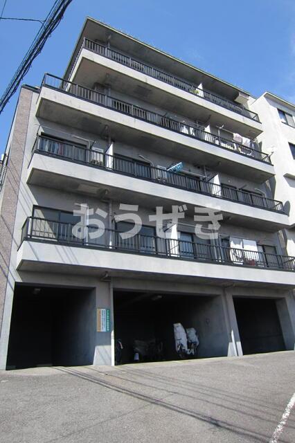 建物外観　１階側　地下駐車場・駐輪場?
