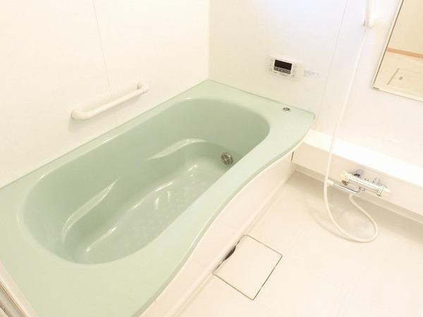 バス・シャワールーム　浴室乾燥機、追焚機能付の広々バスルーム！
