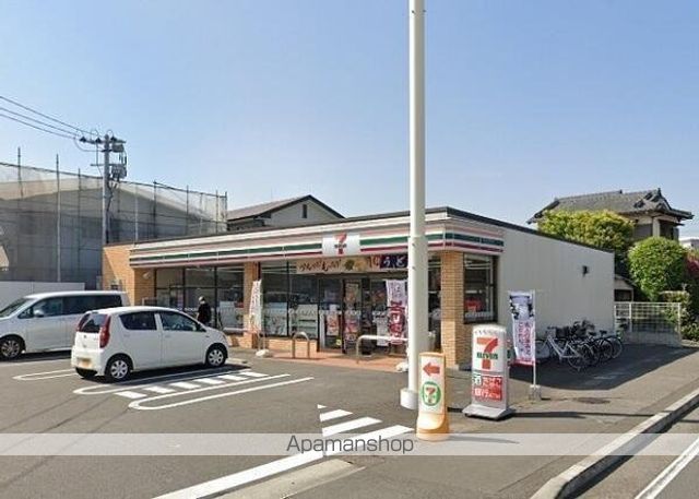 コンビニ　セブンイレブン（コンビニ）まで751m
