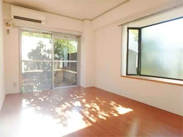 居室・リビング　出窓のある明るいお部屋です