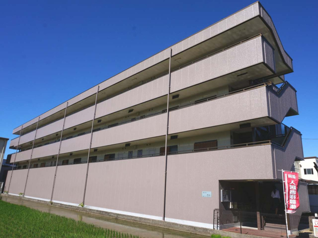 建物外観　敷地内に駐車場あります♪