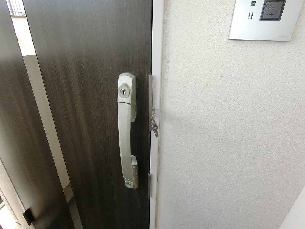 玄関　玄関はＷロックプッシュプルドア。
