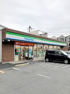 コンビニ　ファミリーマート（コンビニ）まで114m