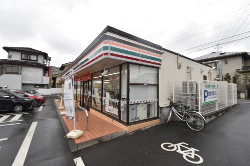 コンビニ　セブン-イレブン 多摩鶴牧１丁目店（コンビニ）まで551m