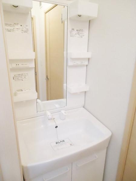 洗面設備　独立洗面台がございます。