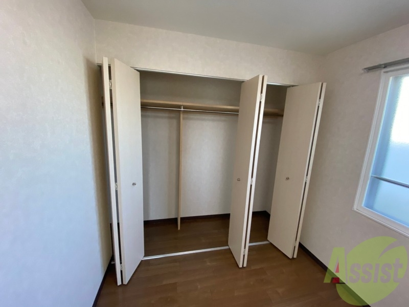収納　こちらの収納にはハンガーをかけて服もしまえますね。　"