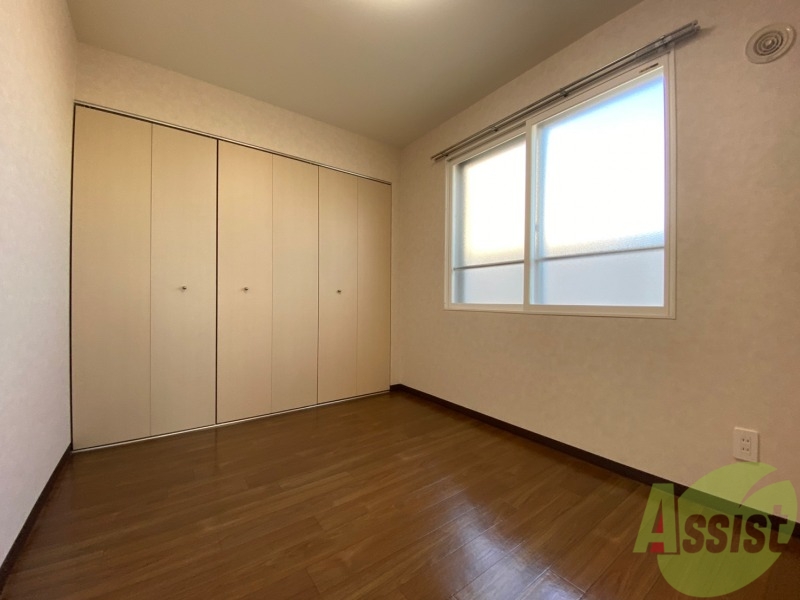 その他部屋・スペース　寝室はこちらです。光が差し込む、温かみのあるお部屋です