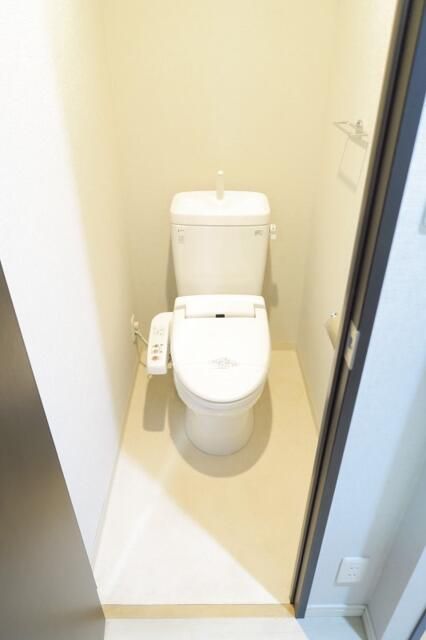トイレ　落ち着いた色調のトイレです