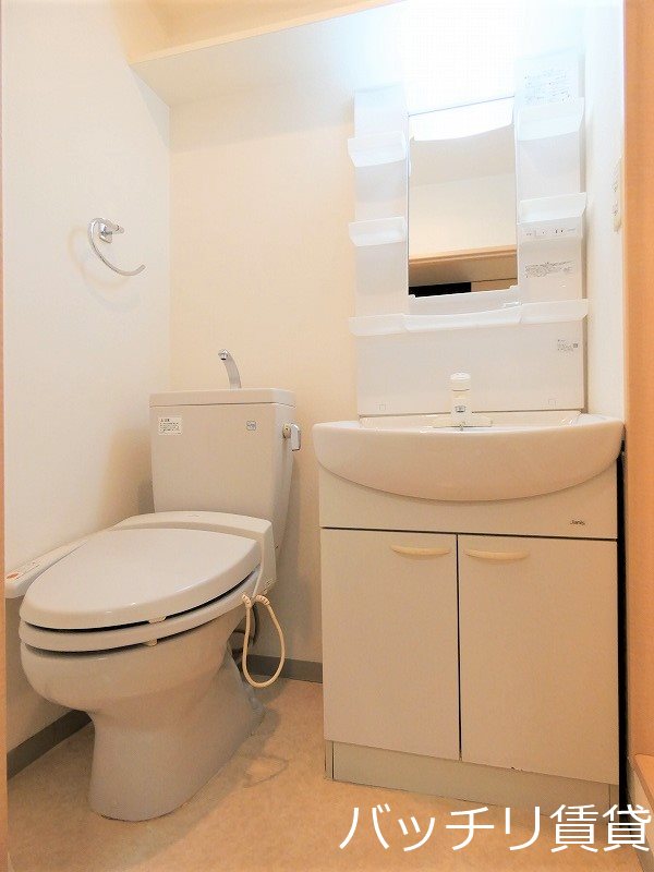 洗面設備　画像は別号室イメージの為、現況を優先いたします。