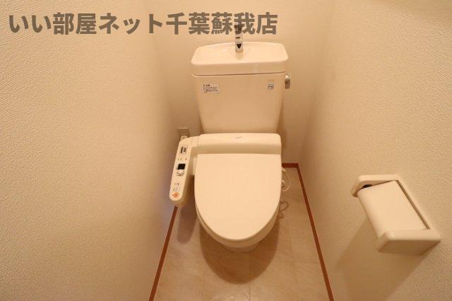 トイレ　落ち着いた色調のトイレです