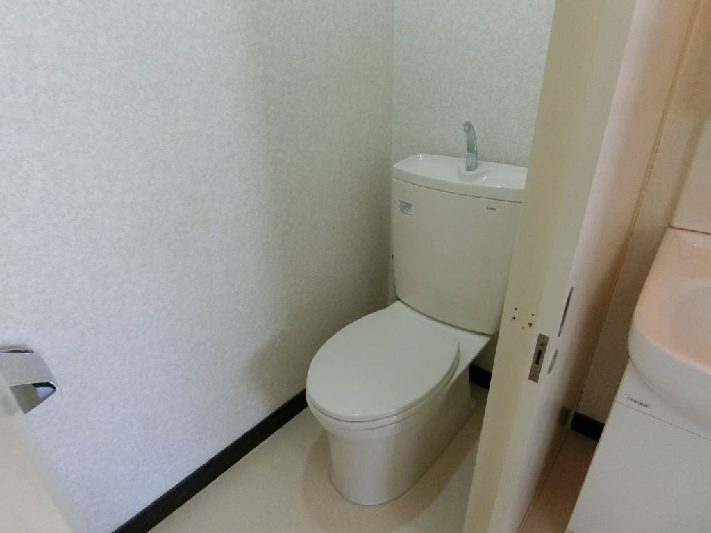 トイレ　ウォシュレットを設置いたします。
