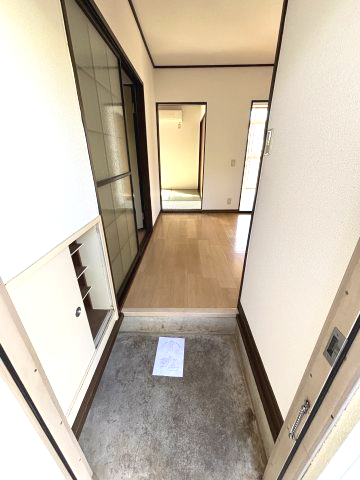 玄関　※別号室の参考写真です(現況優先・仕様違いの場合あり)